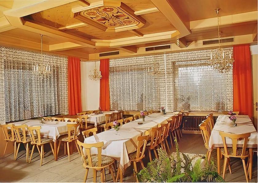 Gemütliche Gaststube mit Holzvertäfelung