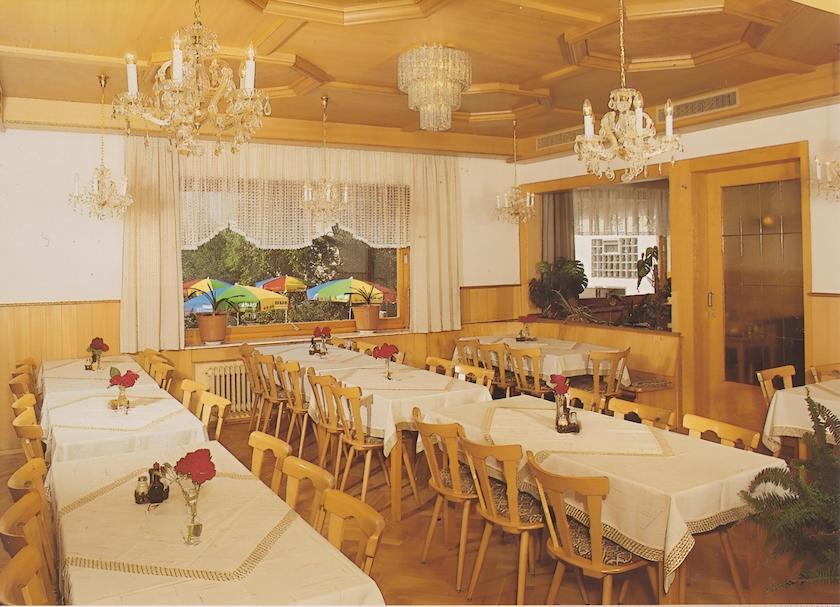 Gemütliches Nebenzimmer mit Holzvertäfelung