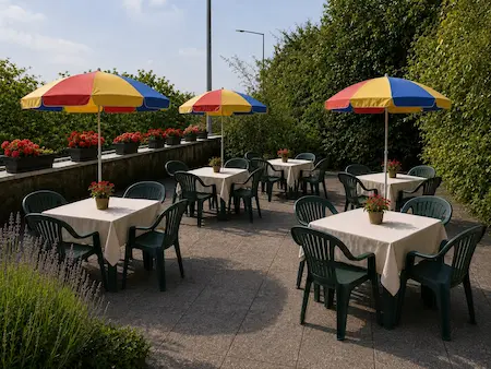 Jüngere Ansicht der linken Terrasse mit gedeckten Tischen und farbigen Sonnenschirmen