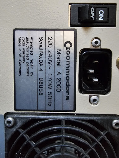 Typenschild, Netzschalter, Kaltgeräteanschluss und Lüftergitter eines Commodore Amiga 2000